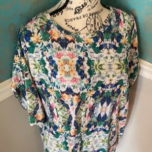 3 ❤️ for $30 LuLaRoe Irma shirt unique pattern size XS